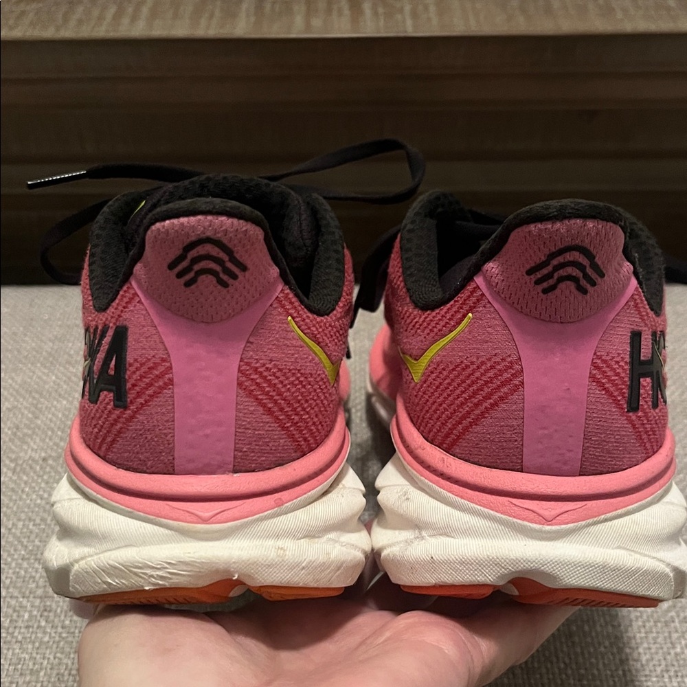 Hoka Clifton 9 fuchsia color sneakers, size 8. - Picture 6 of 10